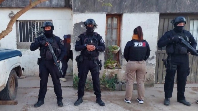 Allanamientos en barrio Acapulco: secuestran una moto y una escopeta