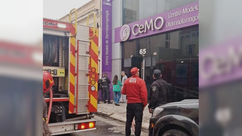 Evacuaron un centro médico de Córdoba tras un incendio en un consultorio: no se reportaron heridos