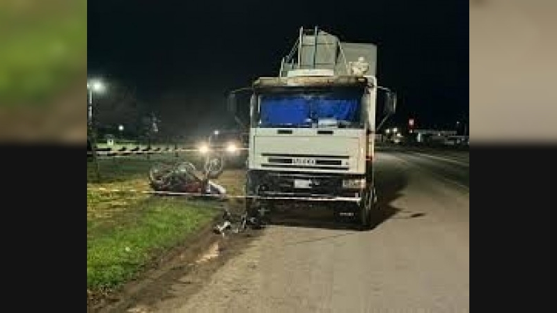  Un motociclista perdió la vida tras impactar contra camión