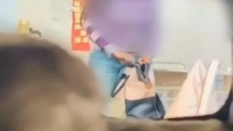 Alumnas pusieron una cámara oculta y descubrieron que su profesora les robaba
