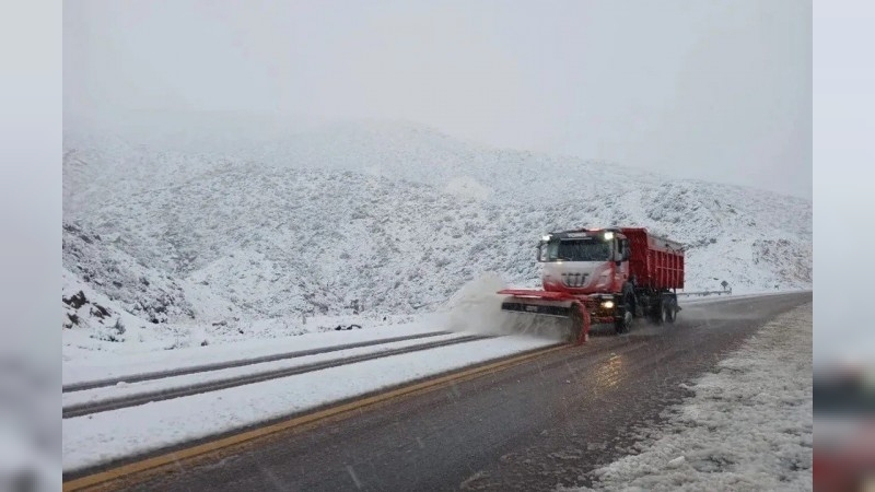 La Ruta 7 quedó completamente cortada por intensas lluvias y nieve en Mendoza