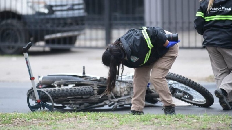 Iban sin casco y murieron tras perder el control de la moto y caer al asfalto