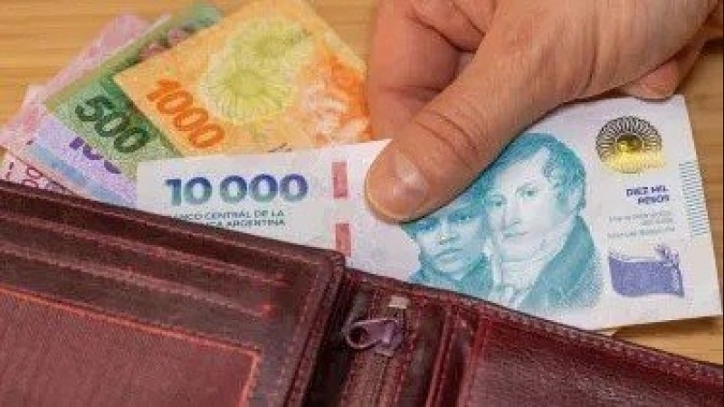 Cifras clave de los sueldos de empleados de comercio, bancarios y camioneros hasta fin de año