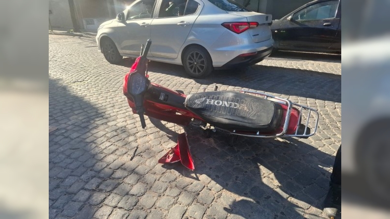 Motociclista chocó con dos autos estacionados