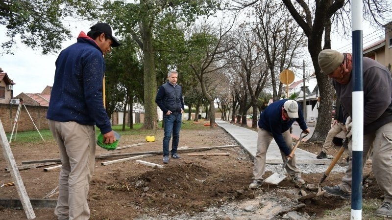 Municipio contin&uacute;a con la reparaci&oacute;n y construcci&oacute;n de nuevas veredas en espacios verdes 