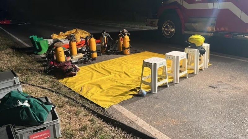 Derrame de agrotóxicos obligó a cortar por completo una ruta en Córdoba tras el vuelco de un camión
