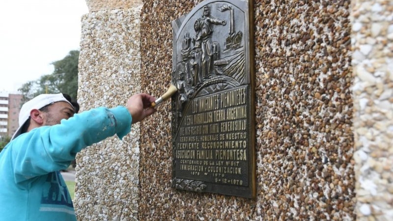 Las esculturas de Plaza Vélez Sarsfield recuperan su color original como parte de su restauración