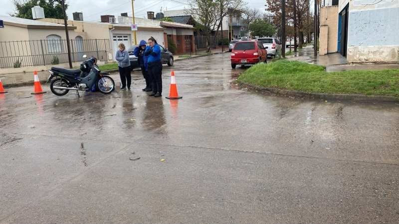 Una motociclista fue hospitalizada tras un choque en barrio Vélez Sarsfield