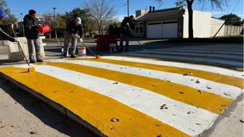 El municipio aplica pintura termoplástica para mejorar la resistencia de la señalización vial
