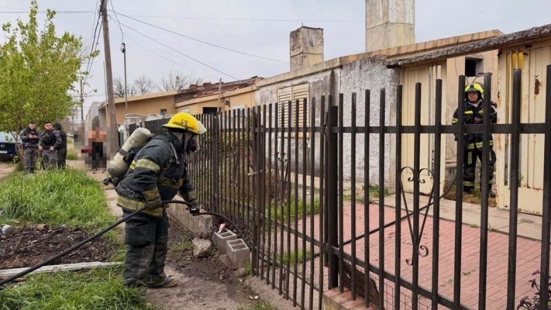 Bomberos controlaron un incendio registrado en una vivienda deshabitada