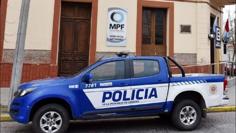 Dos jóvenes detenidos por agredir móviles policiales en barrio Parque Norte