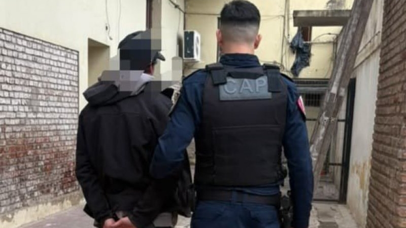 Aprehendieron a un hombre que caminaba con un serrucho en barrio Parque
