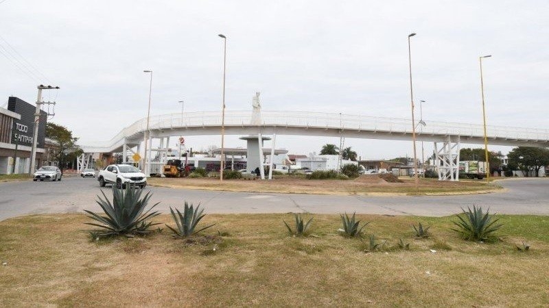 Un hombre se arroj&oacute; desde el puente peatonal y sufri&oacute; una fractura