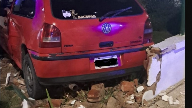 C&oacute;rdoba: tras un choque, un auto rompi&oacute; una tapia y se meti&oacute; al jard&iacute;n de una casa