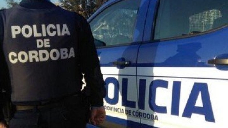 Detienen a un hombre que había robado pertenencias de un auto estacionado