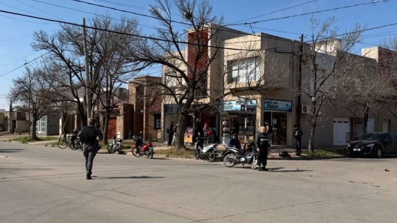 Colisionaron dos motos en barrio Independencia y dos personas fueron trasladadas al Hospital