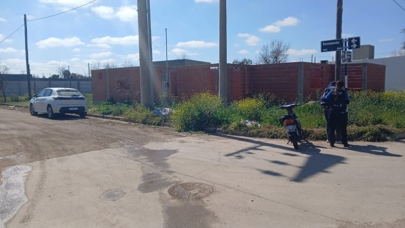 Choque entre un auto y una moto en barrio La Milka: un hombre sufri&oacute; lesiones graves