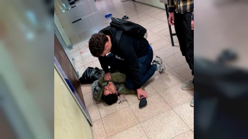 Horror en la Facultad de Medicina de Uruguay: un estudiante apu&ntilde;al&oacute; a una compa&ntilde;era en plena clase