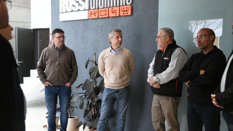 El intendente visit&oacute; la planta de Rossi Aluminios en el Parque Industrial