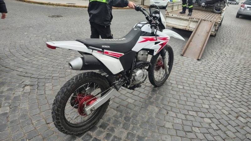 Una motocicleta impact&oacute; contra un autom&oacute;vil tras evadir un control vehicular