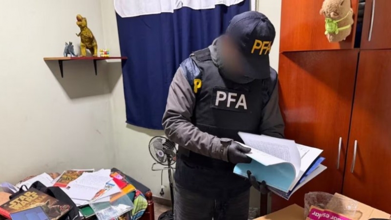 Planeaba una masacre escolar y se lo cont&oacute; a ChatGPT: el FBI intervino y la Polic&iacute;a Federal allan&oacute; su casa en Quilmes