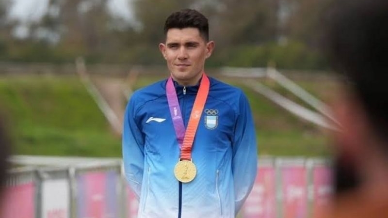 Gan&oacute; la primera medalla de oro en su disciplina para Argentina y rompi&oacute; en llanto al recordar a su pap&aacute;: &ldquo;Ayudame a llegar&rdquo;