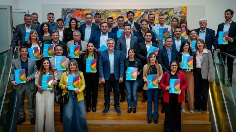 Llaryora firm&oacute; proyectos para establecer nuevos radios urbanos en 22 municipios y comunas
