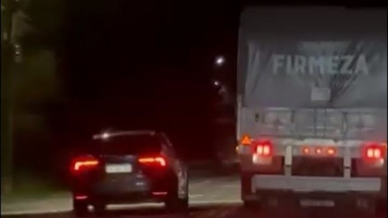 Peligrosa maniobra en Traslasierra: sobrepas&oacute; a un cami&oacute;n de noche, en doble l&iacute;nea amarilla y antes de una curva