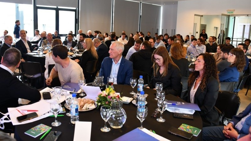 Econom&iacute;a, inteligencia artificial y contexto global fueron protagonistas del tercer Coloquio Empresarial