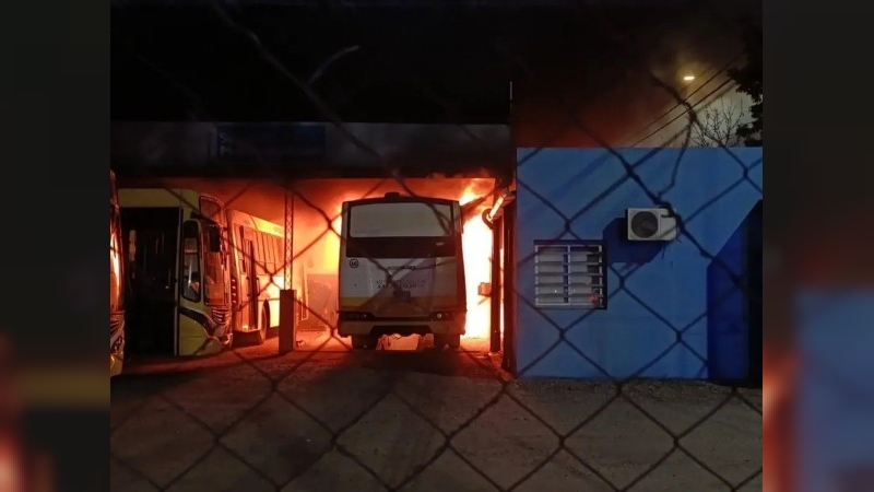 Incendio en el dep&oacute;sito de Transporte Urbano: dos colectivos fueron afectados
