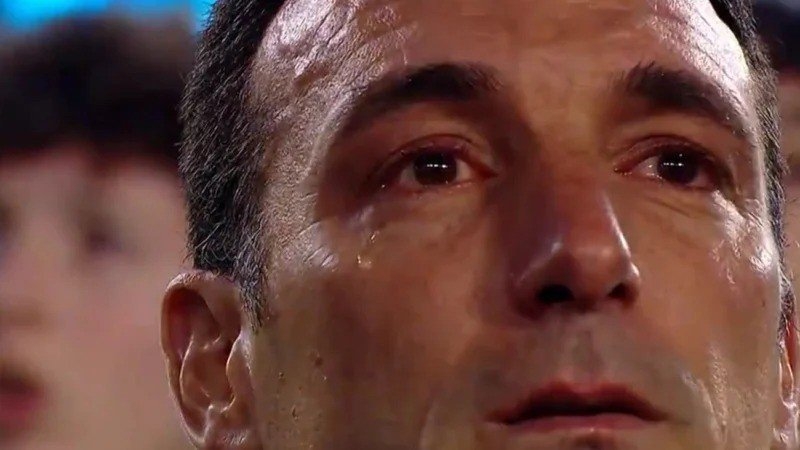 Emoción total: Lionel Scaloni se puso a llorar durante el himno en el partido despedida de Lionel Messi