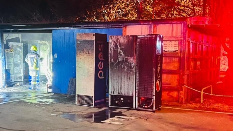 Un incendio destruy&oacute; un dep&oacute;sito de heladeras en San Francisco