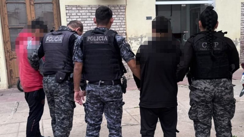 Dos hombres aprehendidos y una motocicleta secuestrada en barrio Sarmiento