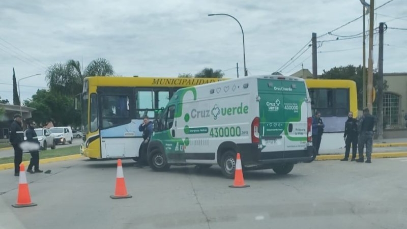 Accidente en rotonda de la ciudad, un colectivo urbano involucrado