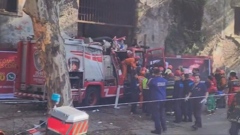 Bomberos iban a apagar un incendio, chocaron con un colectivo y se incrustaron en la exc&aacute;rcel de Caseros: hay diez heridos