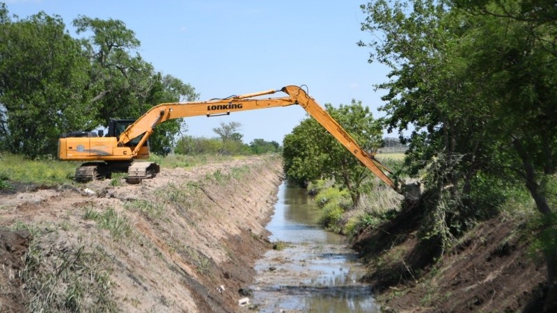 Avanzan los trabajos de limpieza y rectificaci&oacute;n de canales pluviales en la ciudad